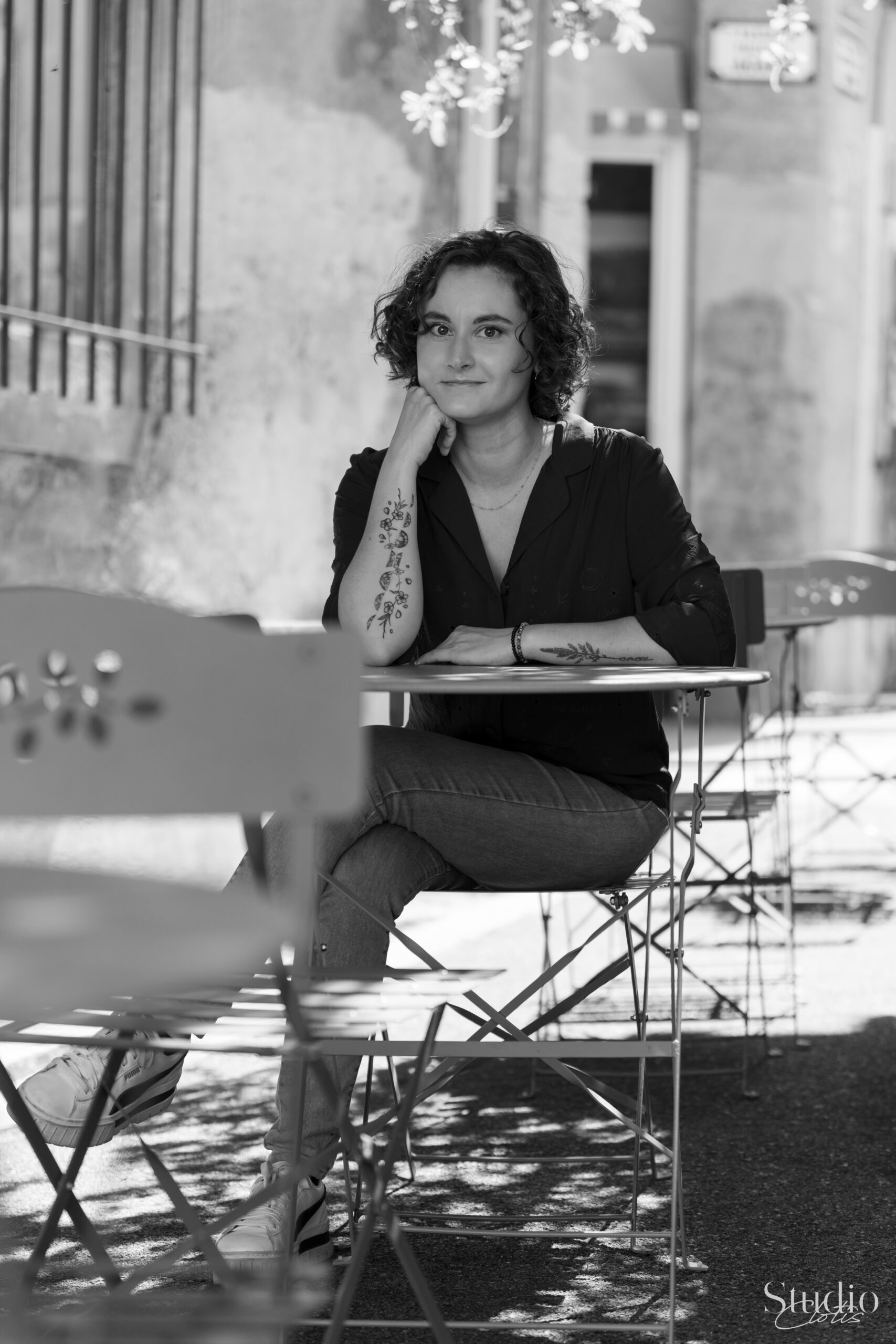 Portrait de Angélique Braibanti ostéopathe spécialisée en périnatalité et santé de la femme à Marseille 13011 et Aubagne.