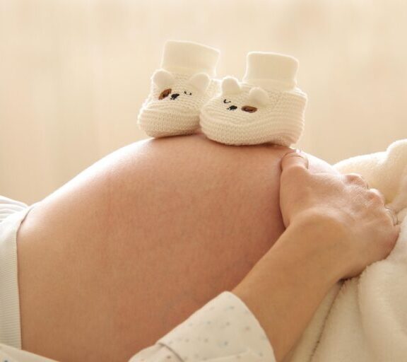 Accompagnement en ostéopathie pour femme enceinte à Marseille et Aubagne afin de soulager les douleurs de dos et préparer le bassin à l'accouchement.