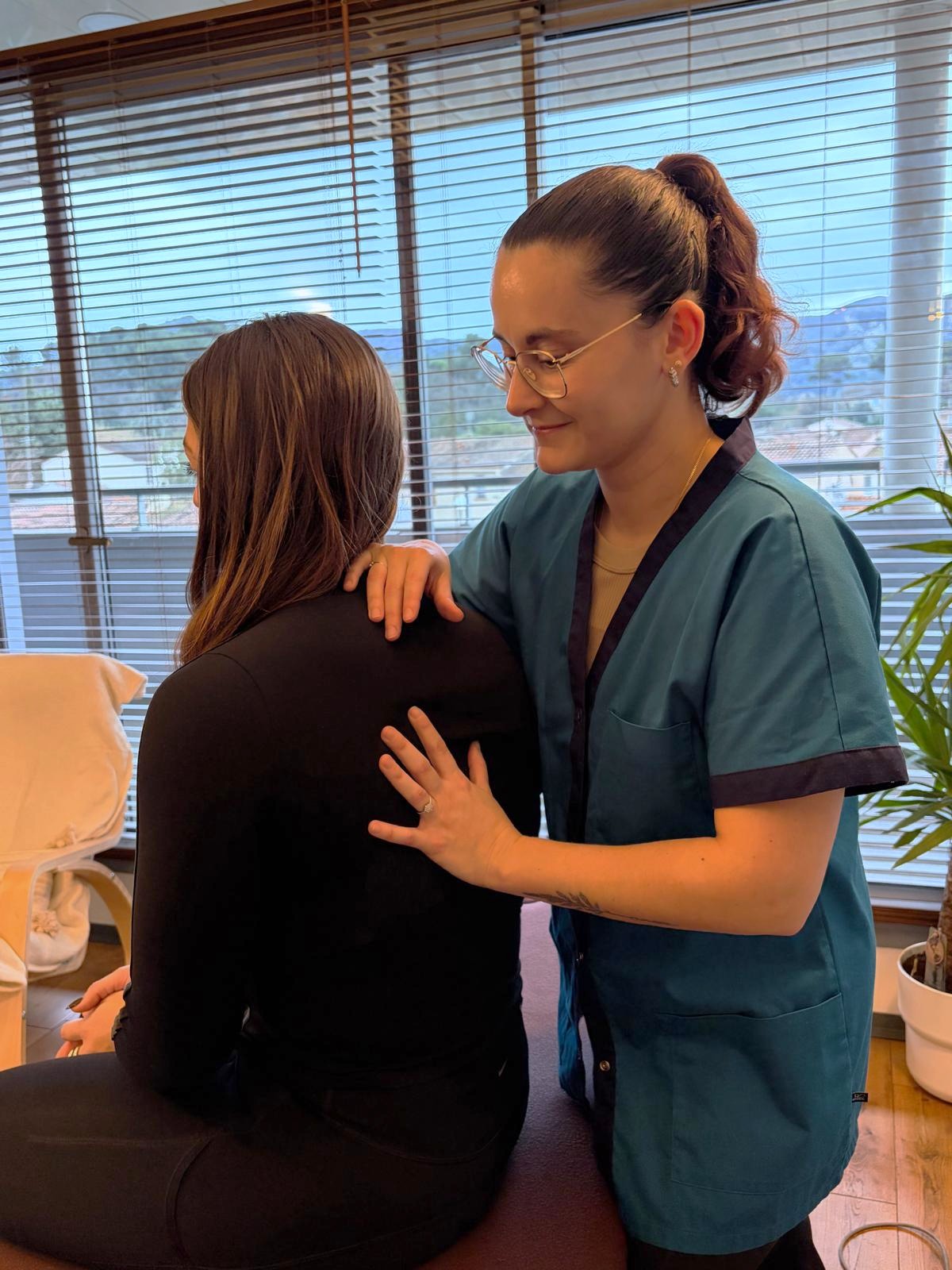 Ostéopathe spécialisée pour la femme et le nourrisson à Marseille et Aubagne effectuant une manipulation douce du dos en cabinet pour soulager les tensions cervicales et dorsales.