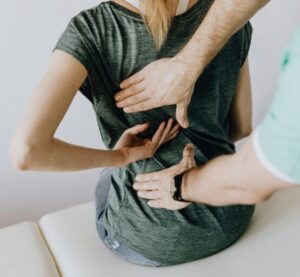 Séance d'ostéopathie pour le mal de dos à Marseille : traitement manuel des tensions thoraciques et lombaires pour améliorer la posture au cabinet de Saint-Menet la Valentine