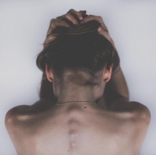 Ostéopathe à Marseille traitant les troubles ORL, le bruxisme et les maux de tête par des techniques manuelles crâniennes et cervicales.